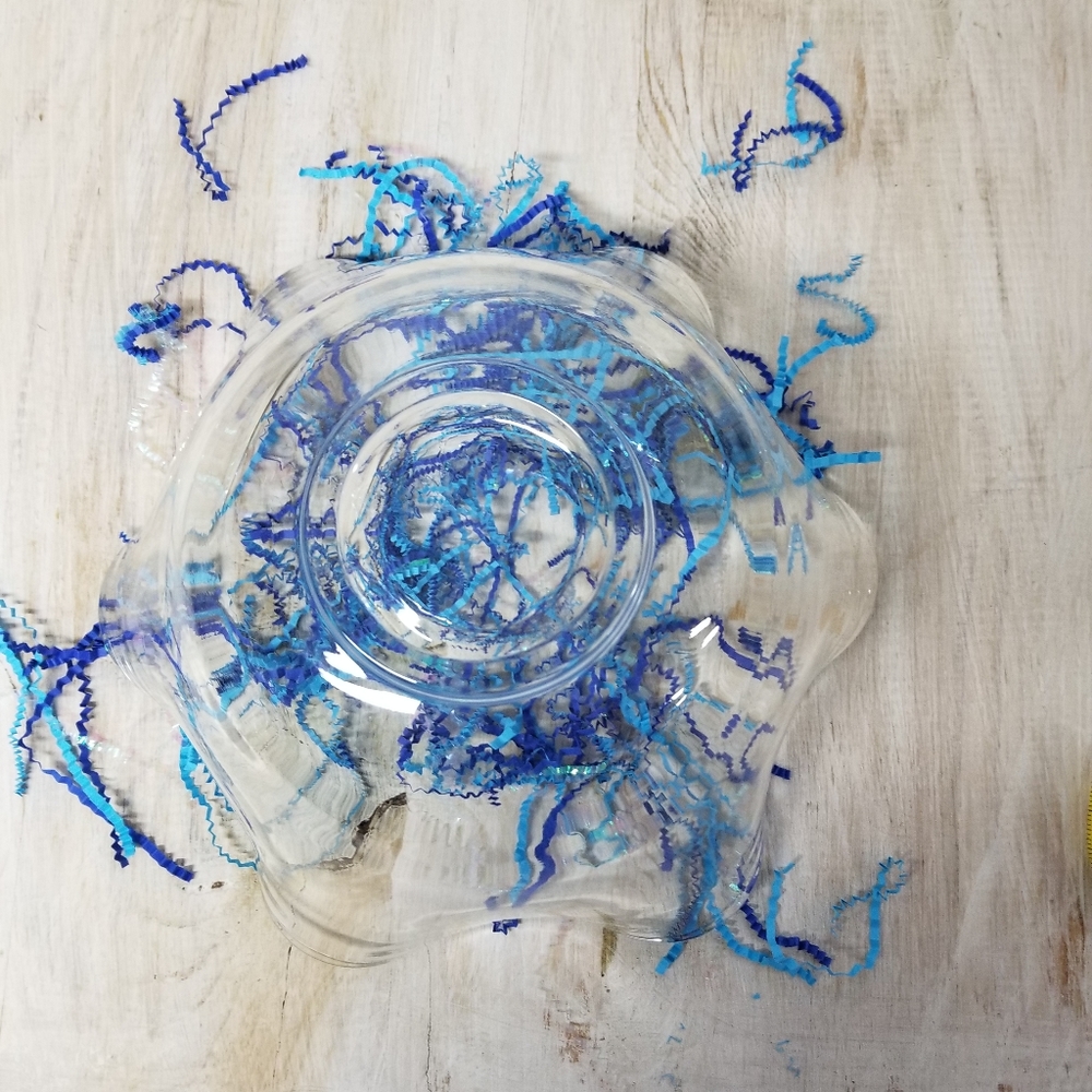 Scalloped edge serving bowl - Picture 9 of 10